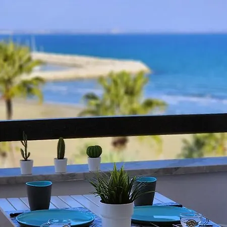 Prime Beachfront On Finikoudes * לרנקה