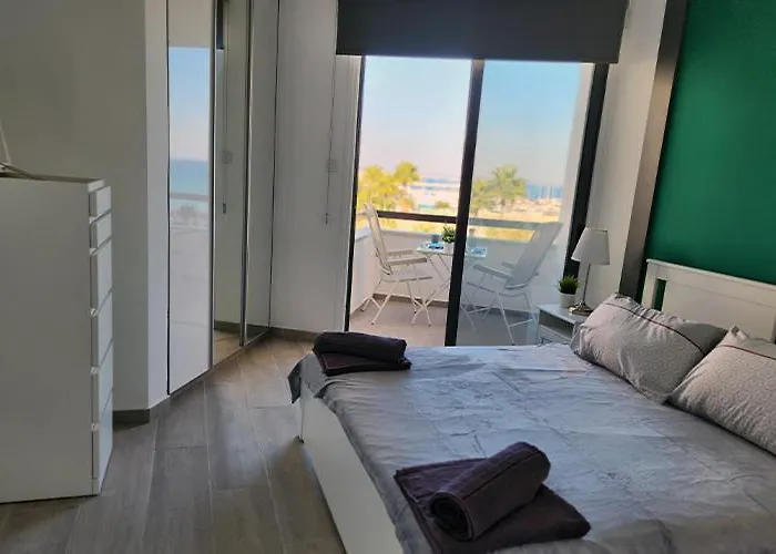 Prime Beachfront On Finikoudes Apartmán Larnaca