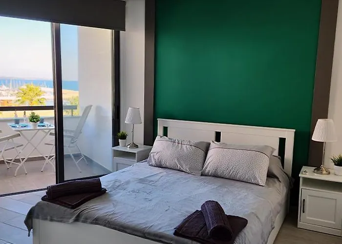 Prime Beachfront On Finikoudes Apartmán *