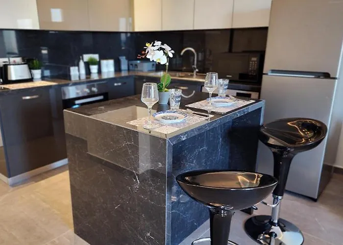 Prime Beachfront On Finikoudes Apartament *